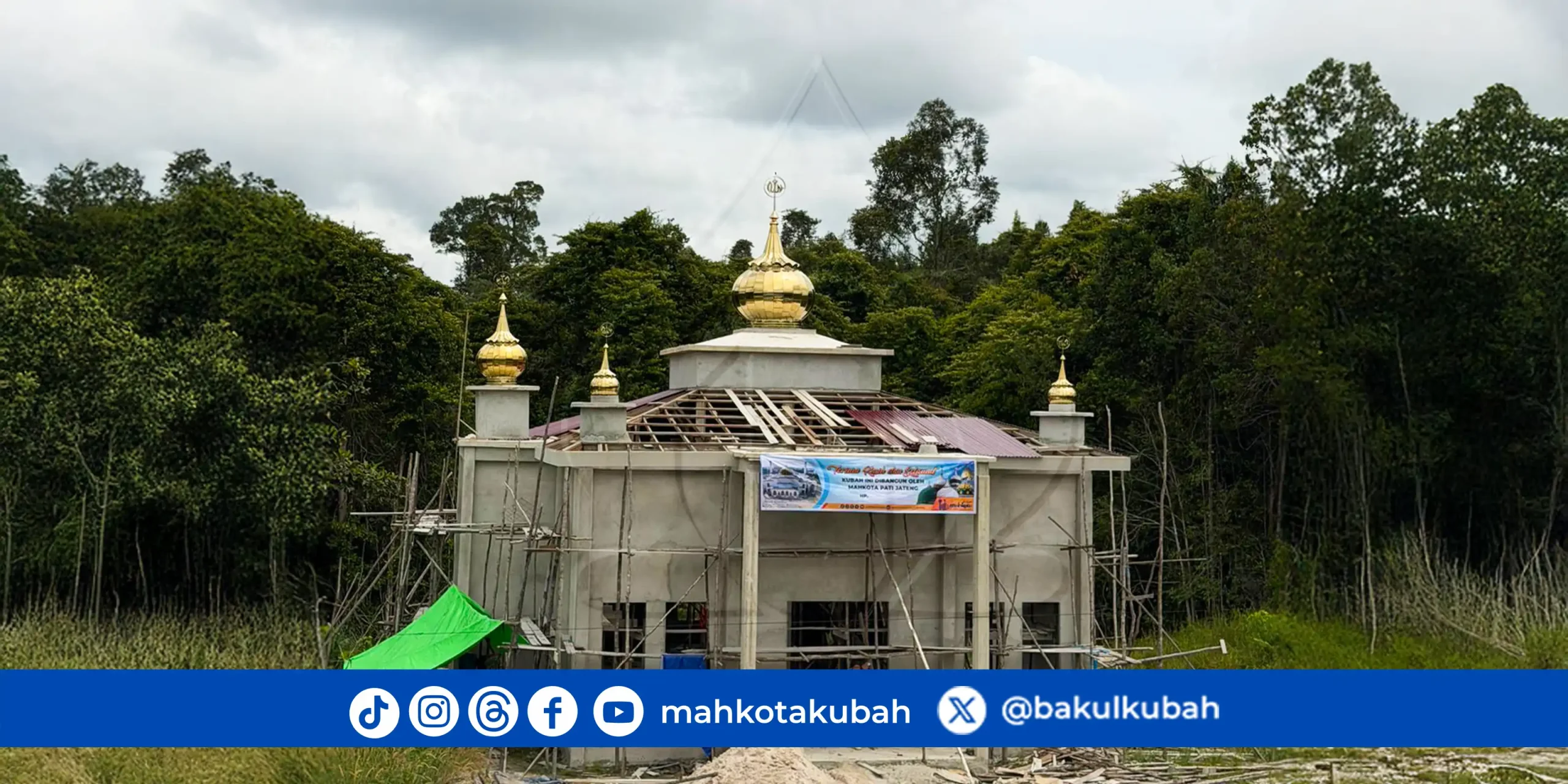 Pemasangan kubah stainless gold Kapuas Hulu_net