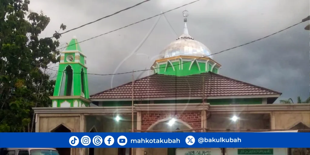 Pemasangan kubah stainless Mantewe, Tanah Bumbu, Kalimantan Selatan_net