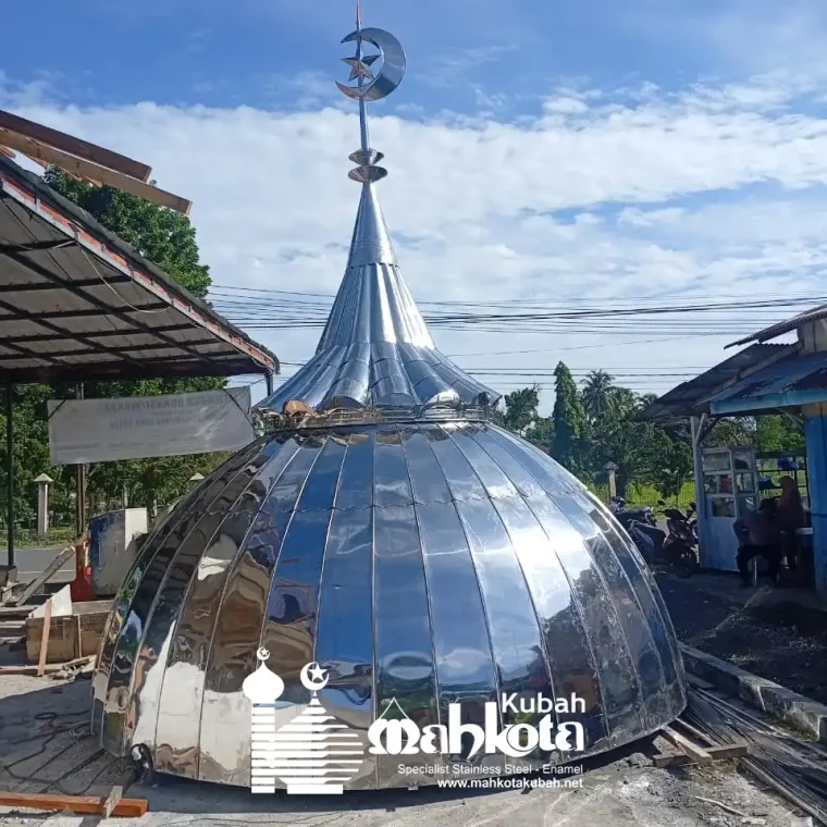 thumb_pemasangan kubah stainless diameter 4m di Meunasah Gampong suka mulya aceh besar_net